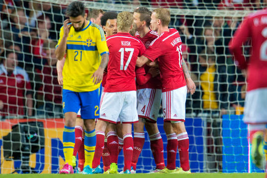 Sveriges Jimmy Durmaz deppar i förgrunden medan de danska