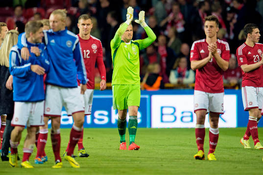 Danmarks målvakt Kasper Schmeichel tackar publiken