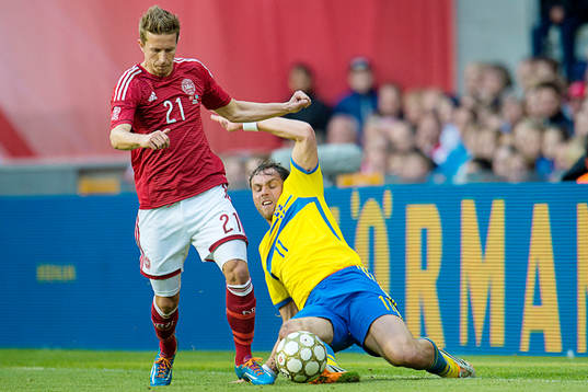 Sveriges Johan Elmander i kamp om bollen med Danmarks Jakob