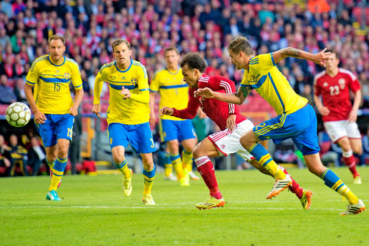 Sveriges Mikael Lustig jagar Danmarks Martin C Braithwaite