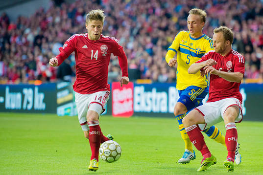 Sveriges Pierre Bengtsson i kamp om bollen med Danmarks