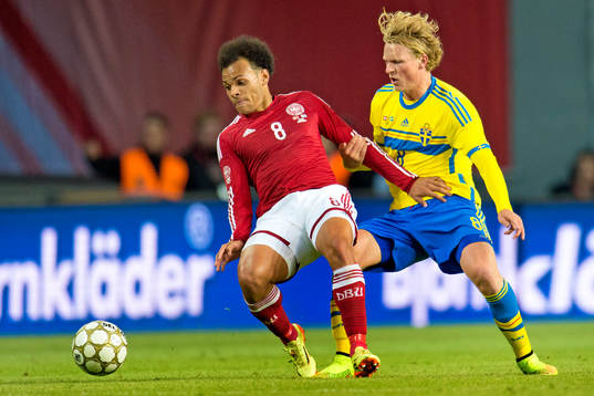 Sveriges Oscar Hiljemark jagar Danmarks Martin C Braithwaite