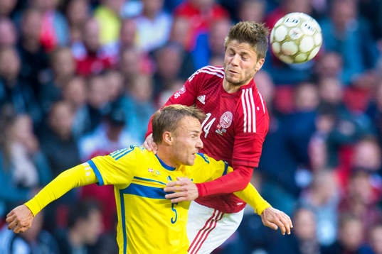 Sveriges Pierre Bengtsson i nickduell med Danmarks Lasse