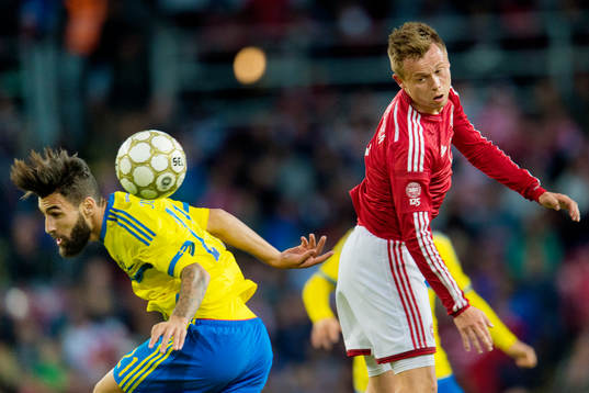 Sveriges Jimmy Durmaz i nickduell med Danmarks Simon Kjaer