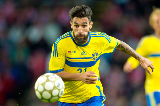 Sveriges Jimmy Durmaz jagar boll