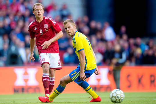 Danmarks Michel Krohn-Dehli och Sveriges Sebastian Larsson
