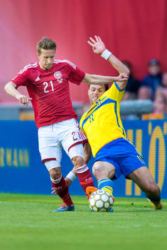 Danmarks Jakob Ahlmann och Sveriges Johan Elmander i kamp
