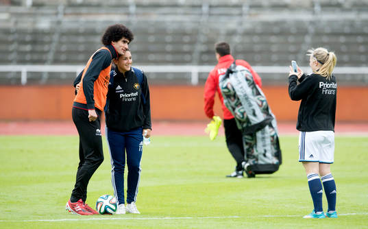 Belgiens Marouane Fellaini fotograferas av spelare i