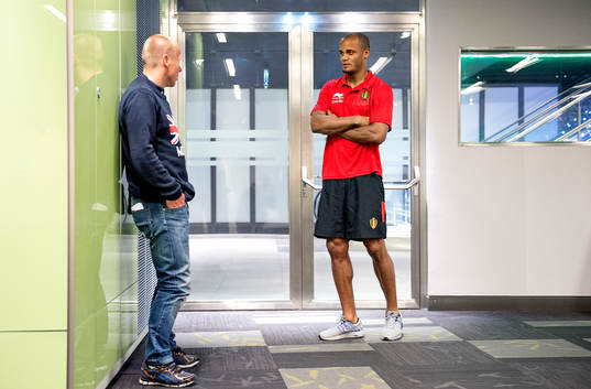 Belgiens Vincent Kompany samtalar med Pär Zetterberg