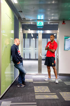 Belgiens Vincent Kompany samtalar med Pär Zetterberg