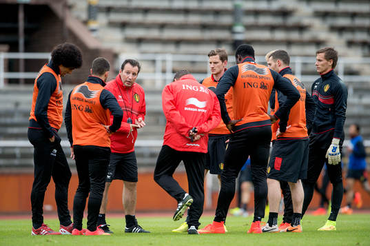 Belgiens förbundskapten Marc Wilmots instruerar spelarna
