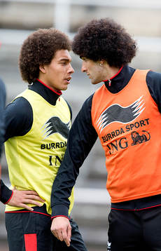 Belgiens Marouane Fellaini är irriterad på Axel Witsel