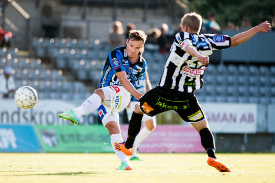 Sirius Kerim Mrabti skjuter framför Landskronas Erik