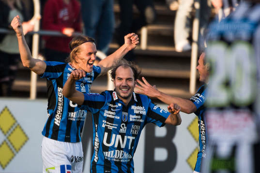 Sirius Kim Skoglund (tv) jublar