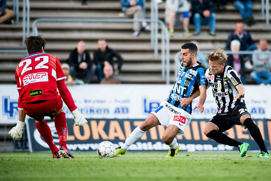 Sirius Dalil Benyahia ställs mot Landskronas målvakt