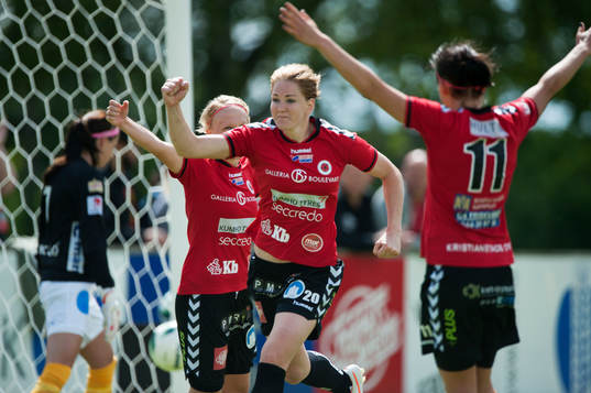 Kristianstads Mia Carlsson har gjort 2-0 och jublar i