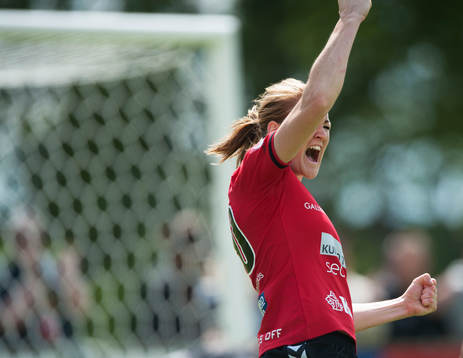 Kristianstads Mia Carlsson har gjort 2-0 och jublar i