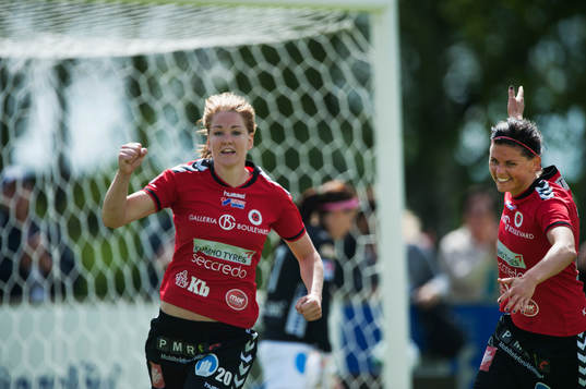 Kristianstads Mia Carlsson har gjort 2-0 och jublar i