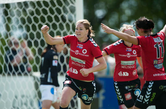 Kristianstads Mia Carlsson har gjort 2-0 och jublar i