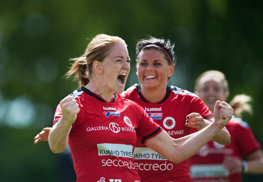 Kristianstads Mia Carlsson har gjort 2-0 och grattas av