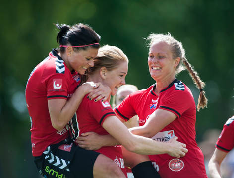 Kristianstads Mia Carlsson har gjort 2-0 och jublar i