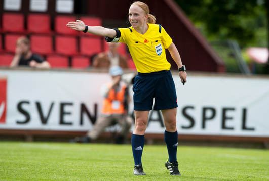 Domaren Linn Andersson i matchen i semifinalen i Svenska