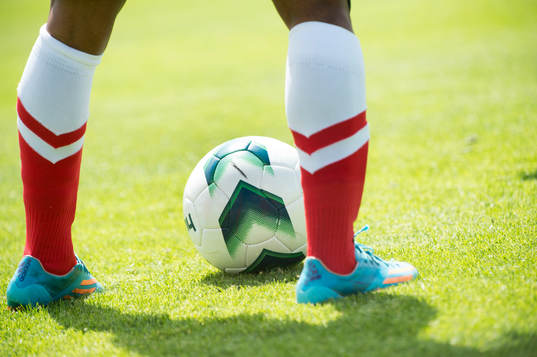 Fotbollsskor, fotbollsstrumpor, fotboll i matchen i