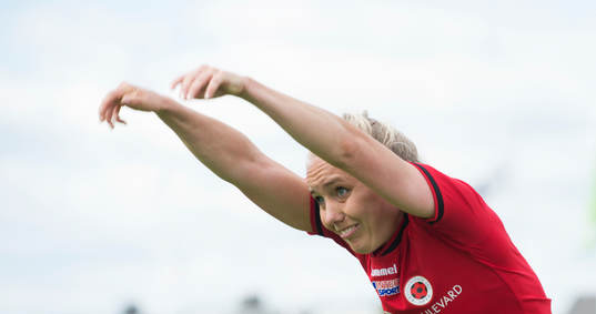 Inkast av Elisa Vidarsdottir i matchen i semifinalen i