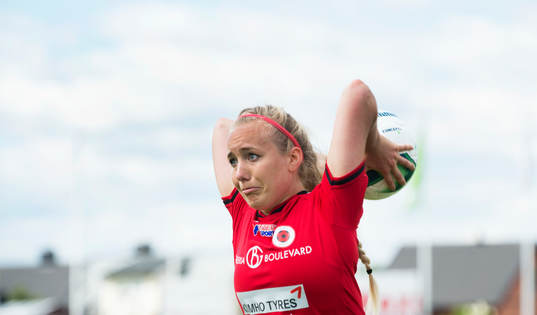 Inkast av Elisa Vidarsdottir i matchen i semifinalen i