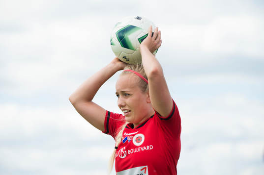 Inkast av Elisa Vidarsdottir i matchen i semifinalen i