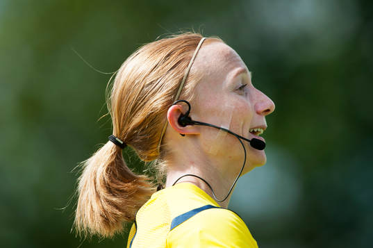 Domaren Linn Andersson i matchen i semifinalen i Svenska