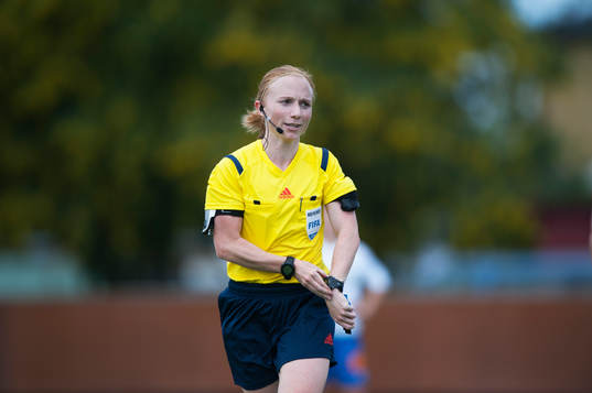 Domaren Linn Andersson trycker av klockan i matchen i