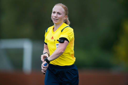 Domaren Linn Andersson trycker av klockan i matchen i