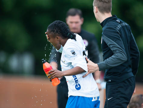 Örebros Ogonna Chukwudi svalkar sig i matchen i