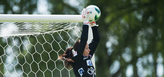 Örebros målvakt Stephanie Labbe i matchen i semifinalen i
