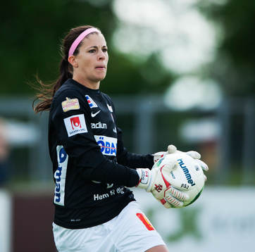 Örebros målvakt Stephanie Labbé i matchen i semifinalen