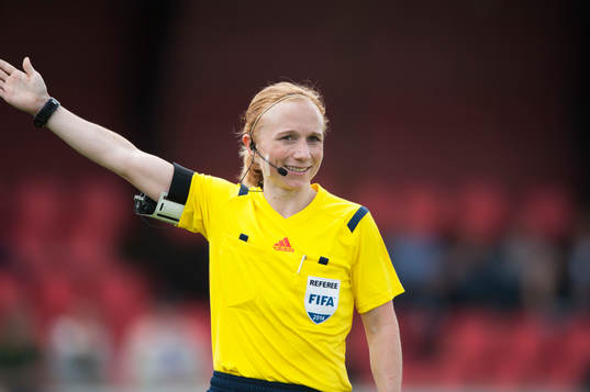 Domaren Linn Andersson i matchen i semifinalen i Svenska