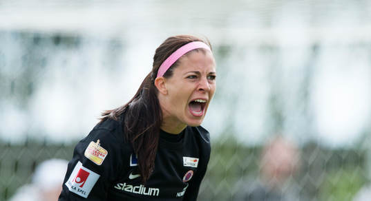 Örebros målvakt Stephanie Labbé i matchen i semifinalen