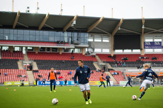 Djurgårdens Erton Fejzullahu värmer upp innan