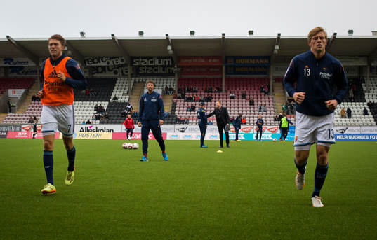 Djurgårdens Martin Broberg och Emil Bergström värmer upp