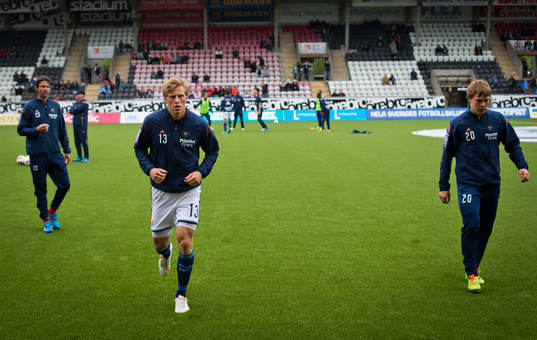 Djurgårdens Emil Bergström och Simon Tibbling värmer upp