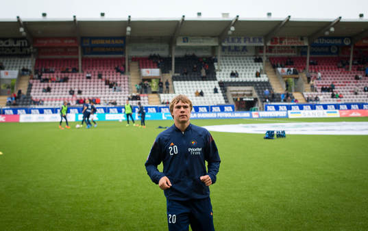 Djurgårdens Simon Tibbling värmer upp innan