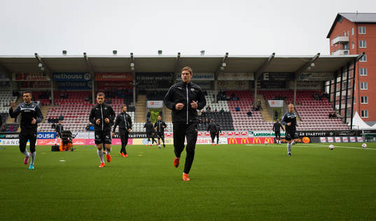 Örebros Magnus Wikström värmer upp innan fotbollsmatchen