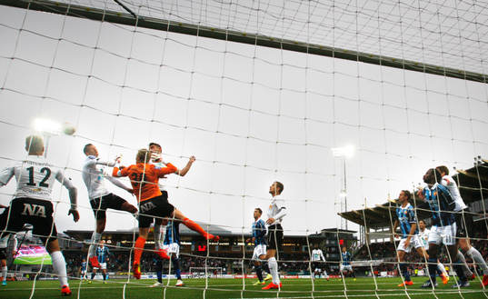 Djurgårdens Emil Bergström gör 0-1 och jublar med Erton