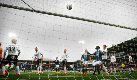 Djurgårdens Emil Bergström gör 0-1 och jublar med Erton