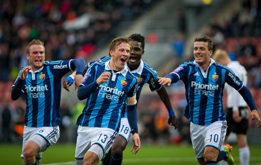 Djurgårdens Emil Bergström gör 0-1 och jublar med Erton