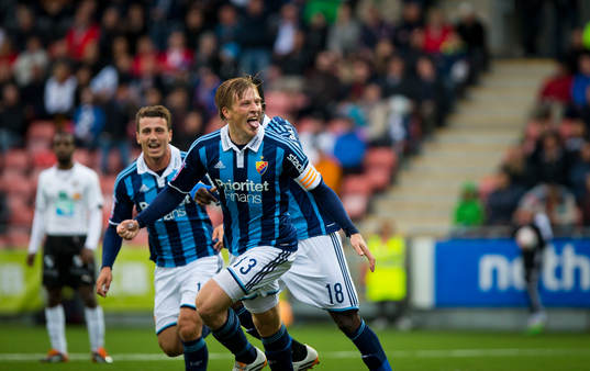 Djurgårdens Emil Bergström gör 0-1 och jublar med Erton