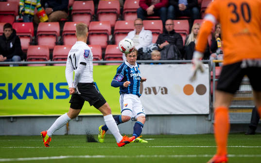 Djurgårdens Simon Tibbling mot Örebros Daniel Björnqvist