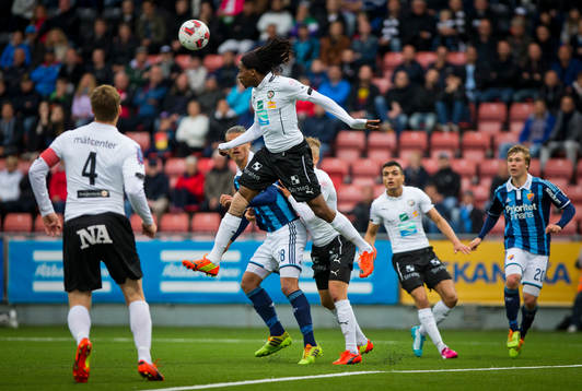 Örebros Ayanda Nkili i en duell med Djurgårdens