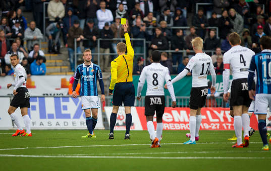 Djurgårdens Aleksander Faltsetas får gult kort och deppar
